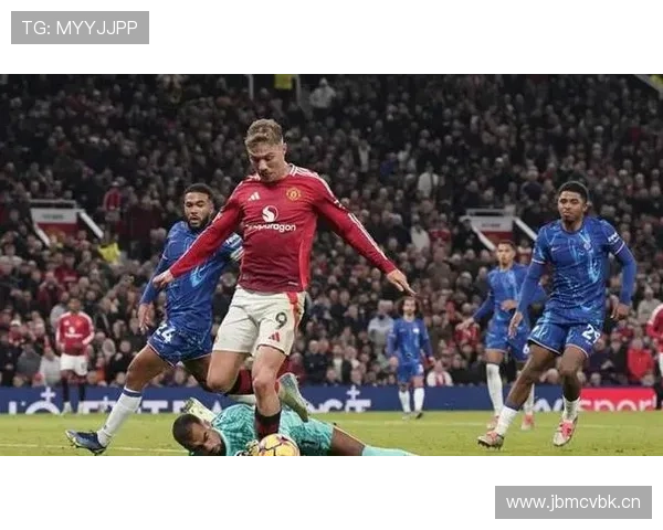 曼联防线失误频繁问题持续存在，对球队稳定性及赛季争冠形势产生负面影响