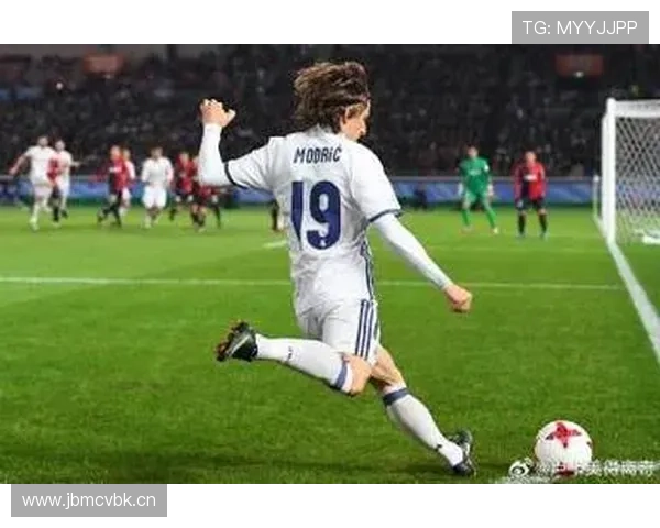 莫德里奇家冰箱里塞满蛋白粉，连度假都在沙滩上颠球